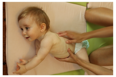 התפתחות תינוק - שלבי התפתחות תינוק - התהפכות תינוקות - העברות משקל 