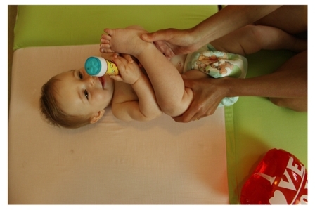 קירוב הזרועות והרגליים למרכז הגוף - התפתחות תינוקות - שכיבה נינוחה על הבטן - עירסול הגוף - הרפיה 