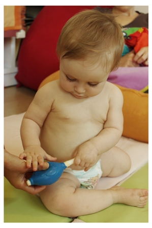 תרגילים להתפתחות תינוקות - העברת יד מעבר לקו האמצע - כיפוף וזיקוף הגב