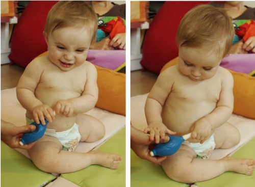 תינוק התפתחות - התפתחות תינוק - ישיבת תינוק - העברת יד מעבר לקו האמצע בישיבה